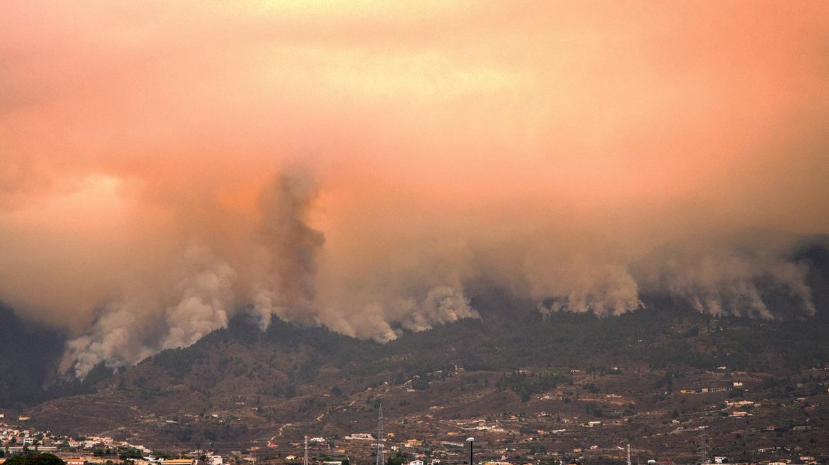Další ostrov v plamenech. Tenerife bojuje s nejhorší katastrofou historie